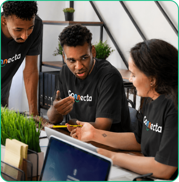 Alunos do Connecta estudando em grupo